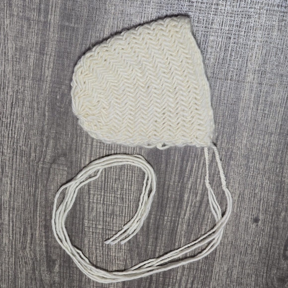 Hand Knit Baby Bonnet - Newborn Photography Prop - 100% Merino Wool Brand New - Picture 4 of 4